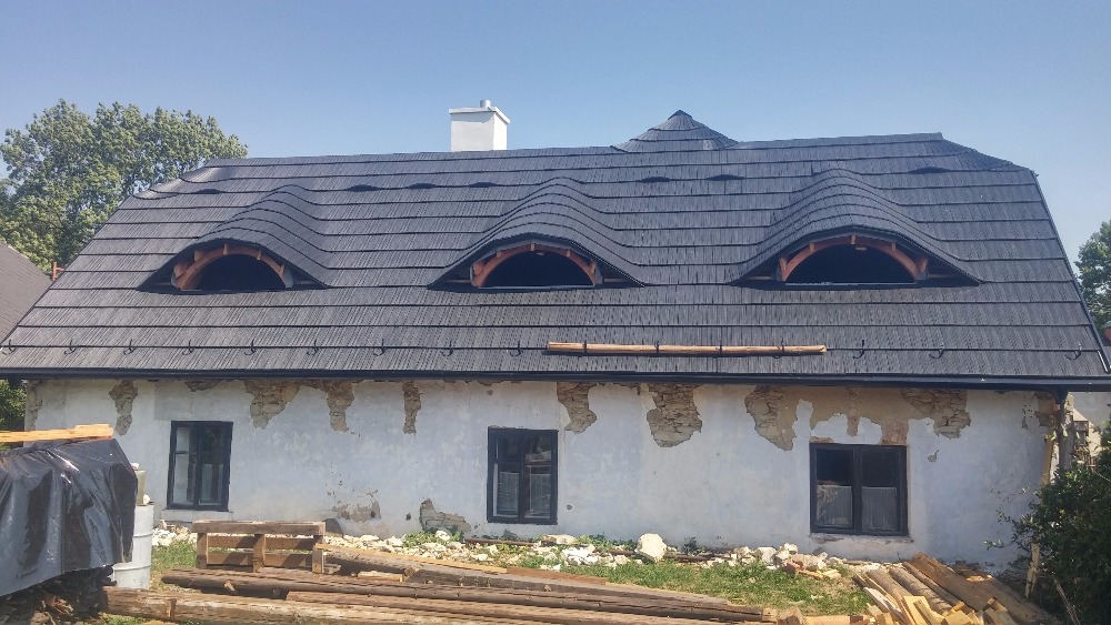 Nová střecha z přírodní břidlice na starším domu