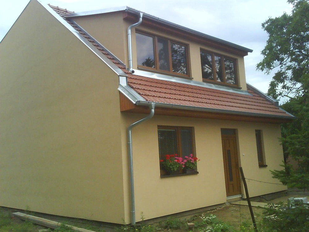Kompletní rekonstrukce střechy žlutého rodinného domu
