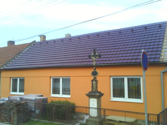Oranžový rodinný dům s plechovou střechou