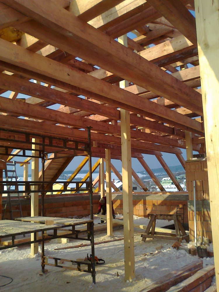 Pohled na stavbu střechy ze dřevy