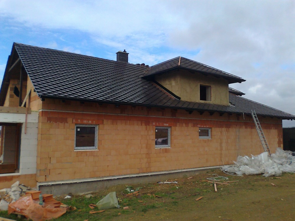 Rozestavěný dům s plechovou střechou